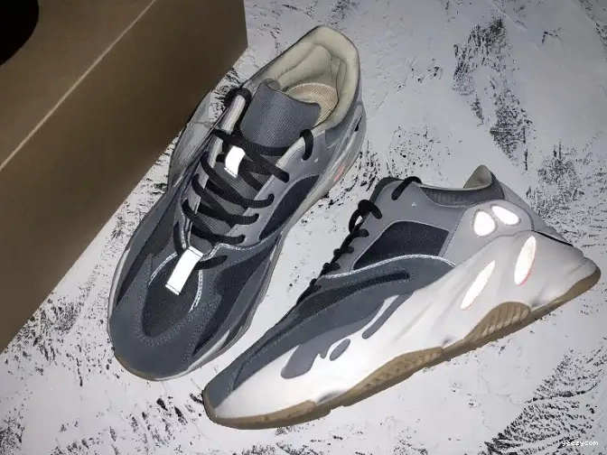 v2 'Magnet' 700 Adidas Boost FV9922 Yeezy 0615